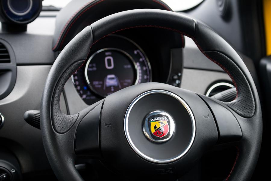 Панель приборов Abarth 695 Biposto Record (312) 2015 года  (UK) (фото 14 из 31)